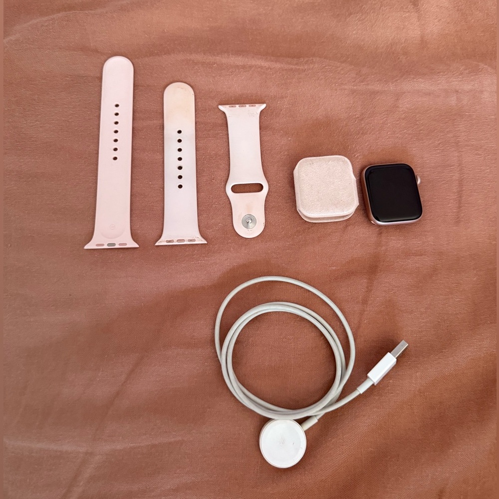 (SOLD) Apple Watch Series 5 44mm Rose Gold Aluminum (Unlocked) W/ Free Case